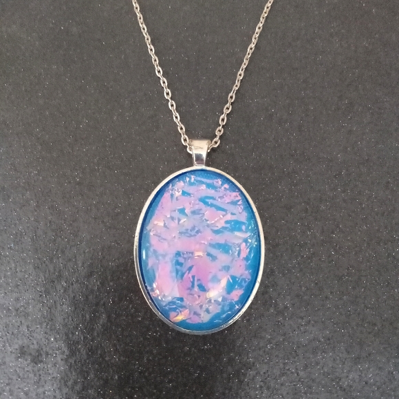 Blue faux opal / dichroic glass iridescent glass cabochon silver necklace 23" - Picture 4 of 6
